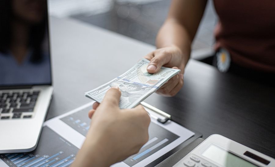 إتمام صفقة استثمارية